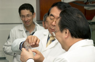 Bai Chunli observing samples at the Balsa de los sapos during his visit to Ecuador in November 2013.