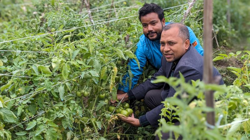 Azizul Haque Sida collaborative grantee with student