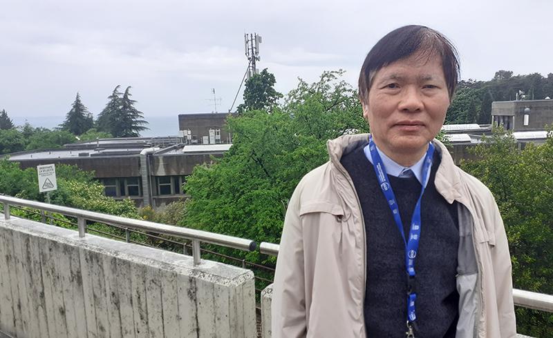 Mathematician TWAS Fellow Lê Tuân Hoa visiting the TWAS secretariat at the campus of ICTP. [Photo:S. Treacy/TWAS]